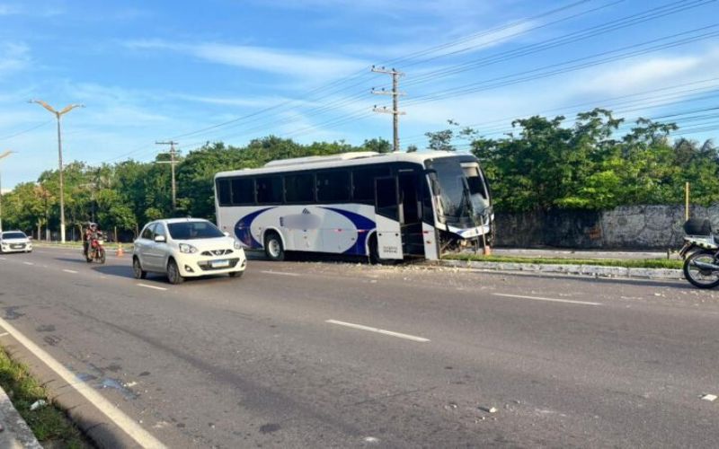 onibus-perde-controle-e-colide