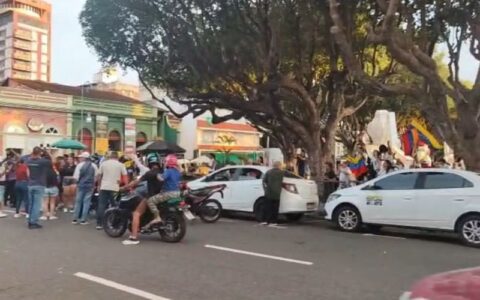 Venezuelanos em Manaus comemoram captura de Maduro pelos EUA