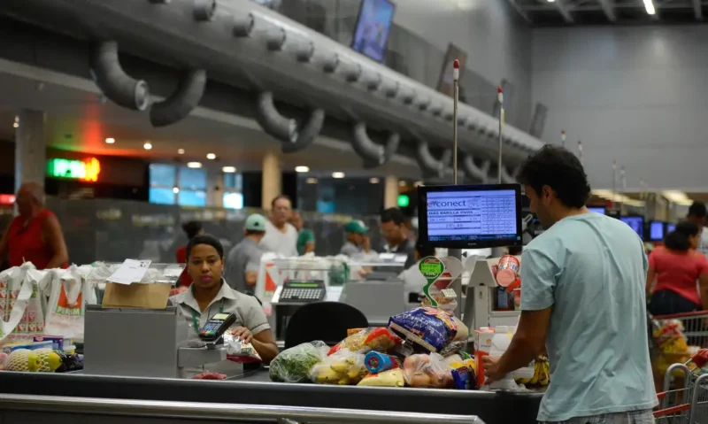 cesta-basica-fica-mais-barata-