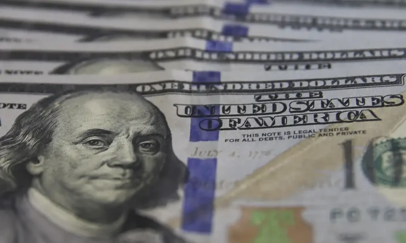 bolsa-bate-recorde-e-dolar-cai