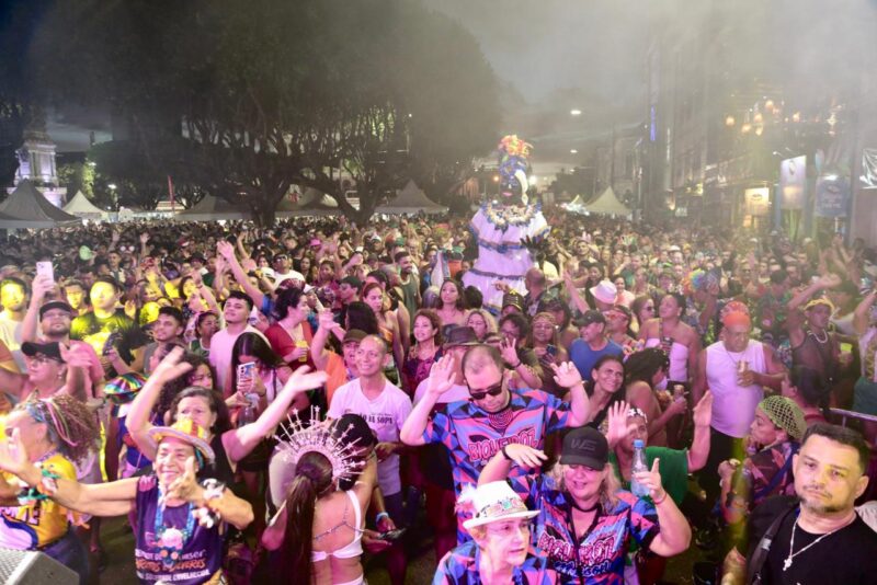 carnaval-de-rua-movimenta-r-15