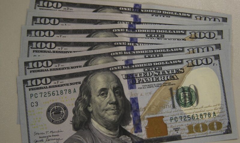 dolar-fecha-a-r-524-com-tensao