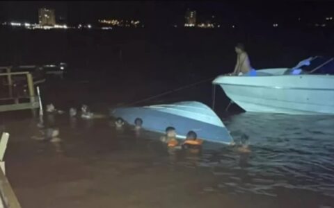 lancha-colide-com-pier-e-deixa