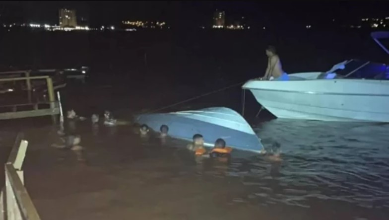 lancha-colide-com-pier-e-deixa