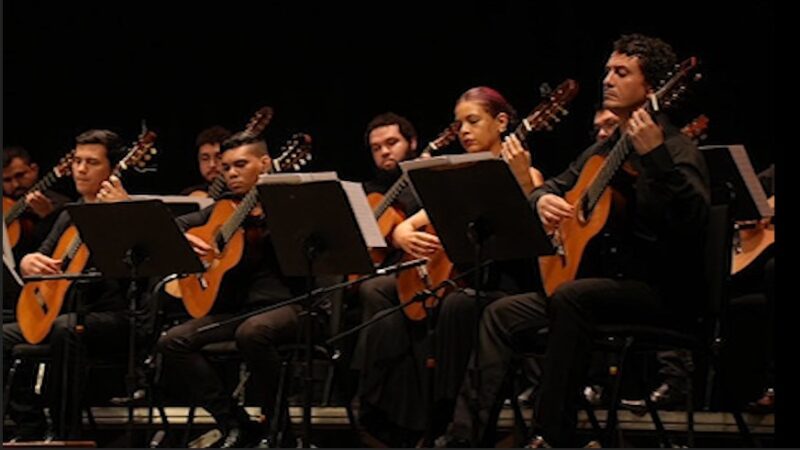 orquestra-de-violoes-estreia-t