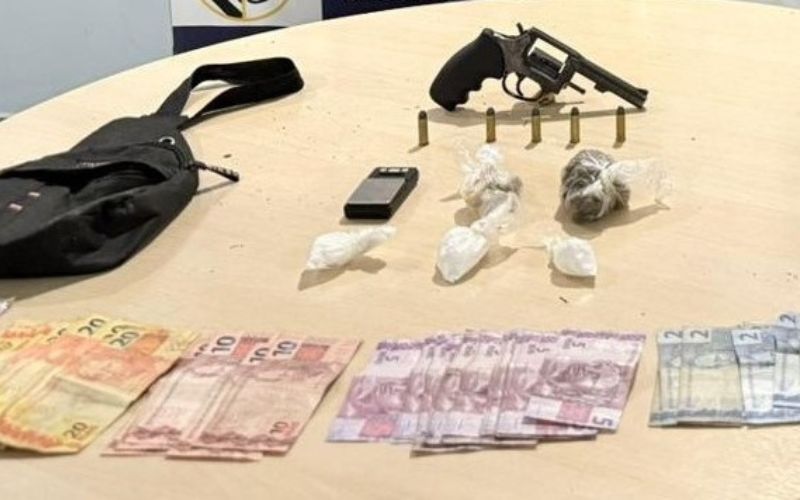 pmam-prende-dupla-com-arma-de-