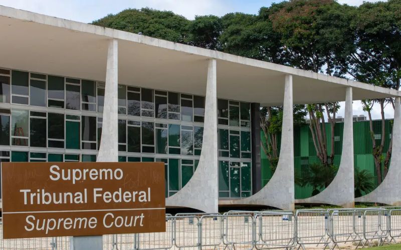 senador-do-mdb-vai-a-pgr-e-ped