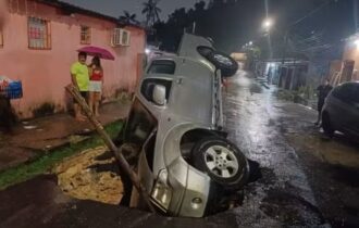 veiculo-fica-preso-em-cratera-