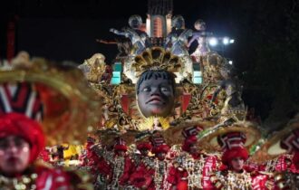 Carro alegórico atropela foliões na Sapucaí; uma vítima fica gravemente ferida