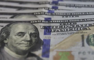 bolsa-bate-recorde-e-dolar-cai