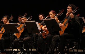 orquestra-de-violoes-estreia-t
