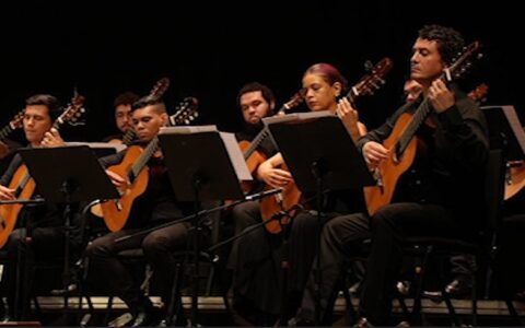 orquestra-de-violoes-estreia-t