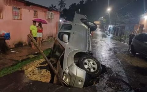veiculo-fica-preso-em-cratera-