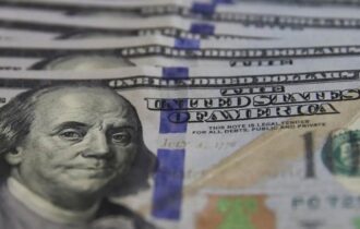 dolar-sobe-e-petroleo-dispara-