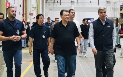 eduardo-braga-visita-fabrica-d