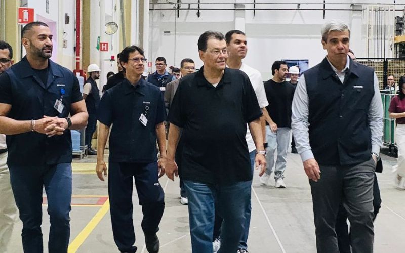 eduardo-braga-visita-fabrica-d