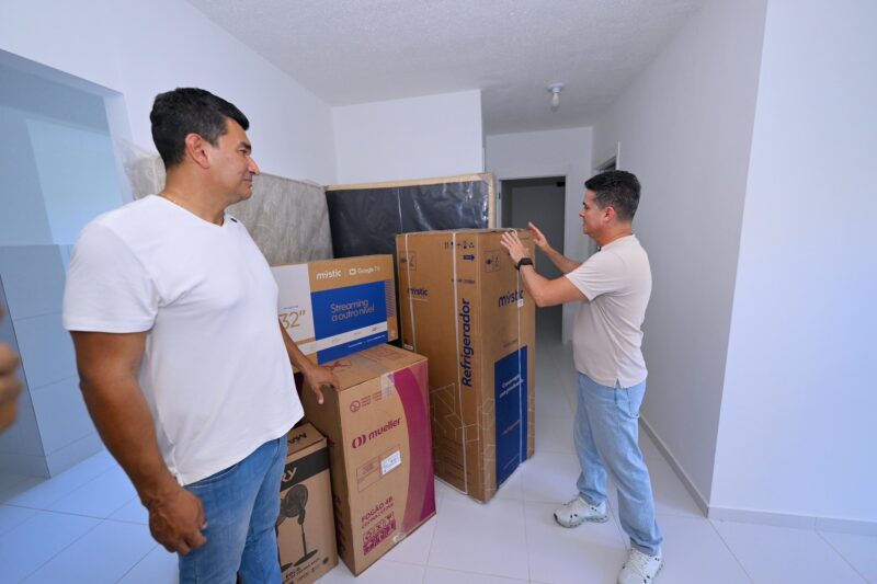 prefeito-apresenta-casas-mobil
