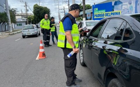 Prefeitura retira veículos que realizavam transporte irregular das ruas de Manaus