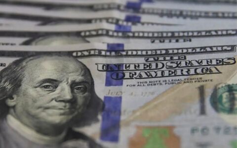 dolar-sobe-e-petroleo-dispara-