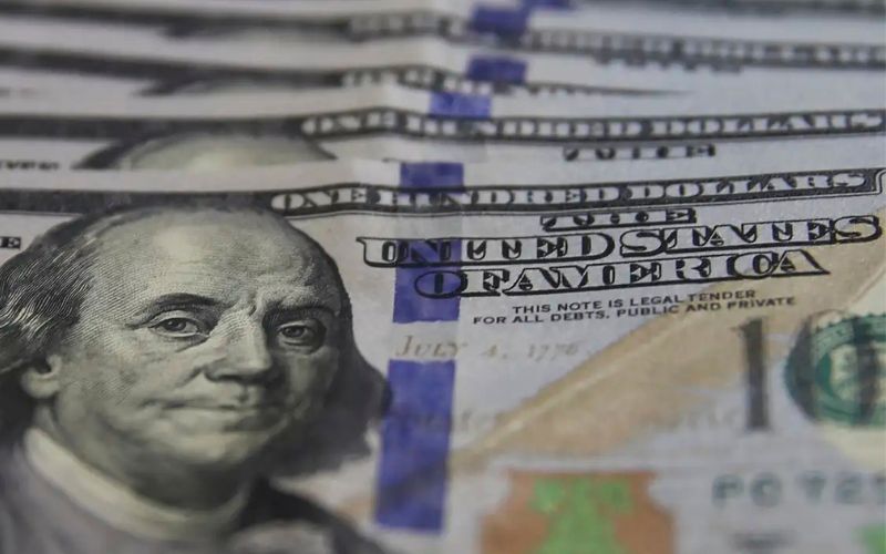 dolar-sobe-e-petroleo-dispara-