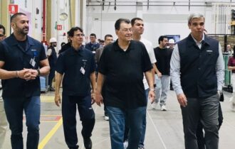 eduardo-braga-visita-fabrica-d