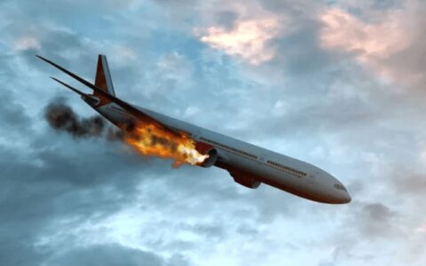 motor-de-aviao-explode-e-pilot