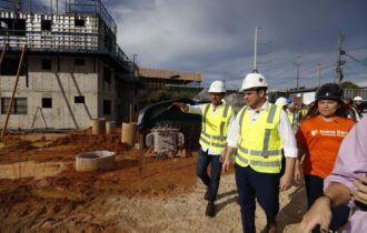 Roberto Cidade vistoria obra e reforça habitação no AM