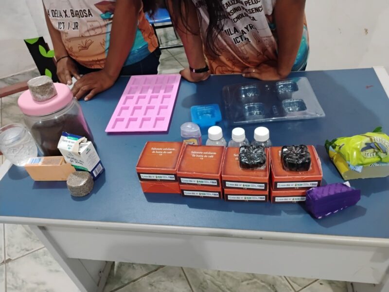 alunos-criam-sabonete-com-borr