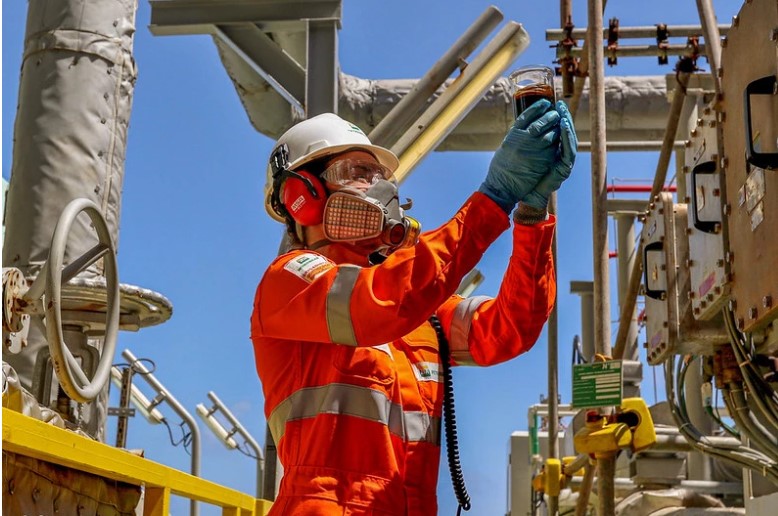 fundo-verde-atrasa-e-petroleo-