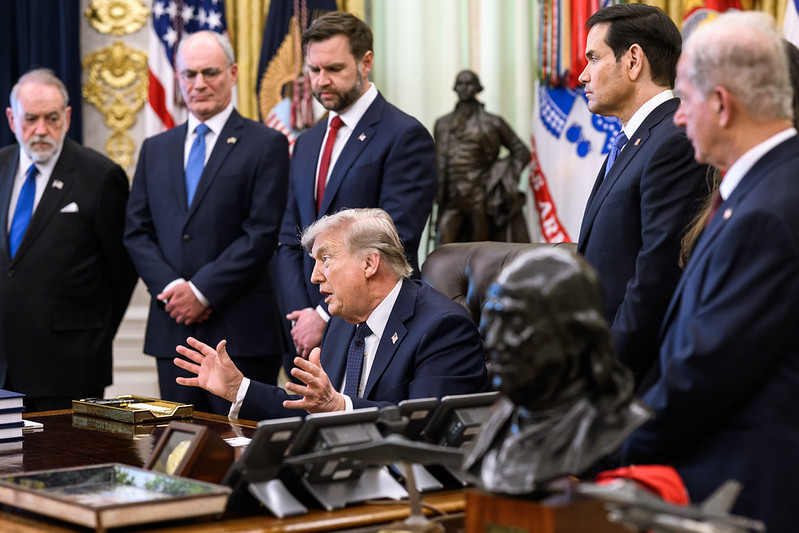 tiro-interrompe-jantar-de-trum
