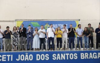 Roberto Cidade entrega 800 títulos na zona norte de Manaus