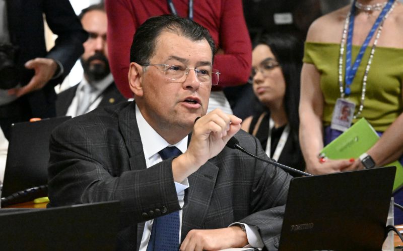 eduardo-braga-lidera-corrida-a