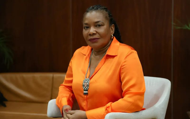 ministra-da-cultura-associa-pr