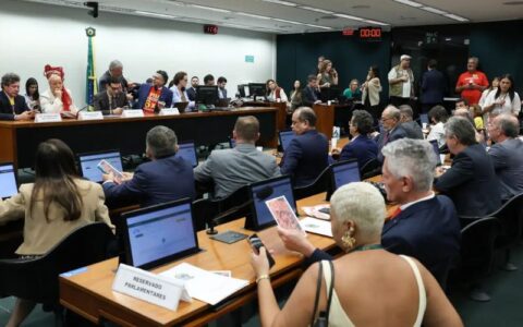 oposicao-critica-pec-do-fim-da