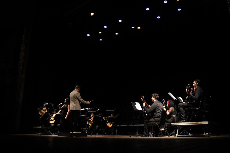 orquestra-de-violoes-apresenta