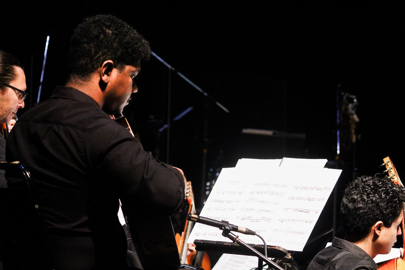 orquestra-de-violoes-apresenta