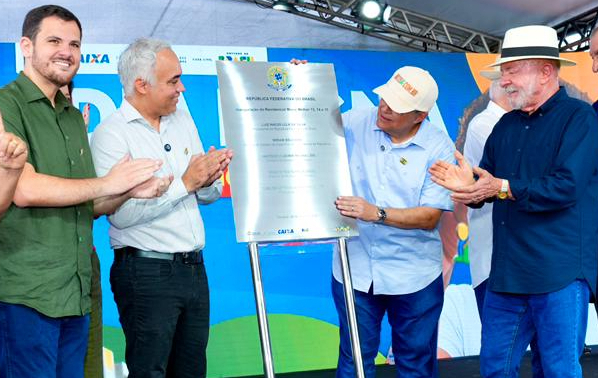 renato-junior-e-lula-entregam-