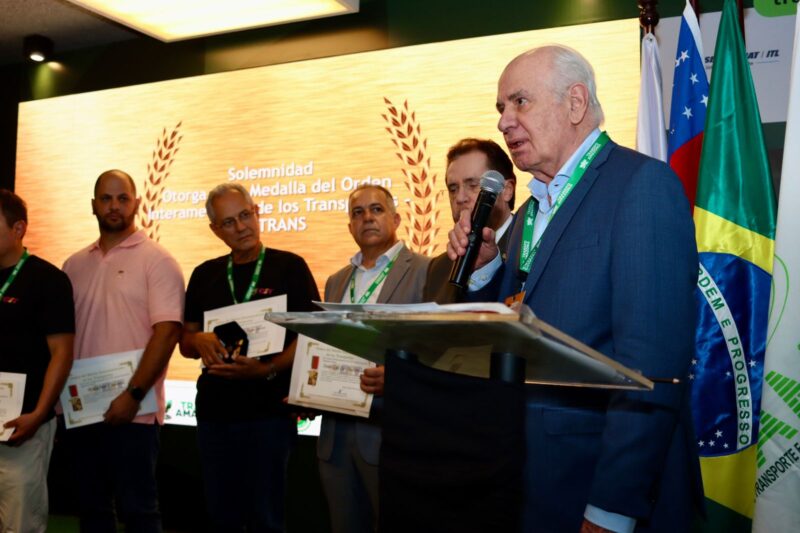 serafim-correa-recebe-medalha-
