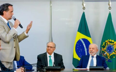 lula-assina-mp-e-zera-taxa-das