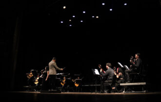 orquestra-de-violoes-apresenta