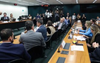 pedido-de-vista-adia-votacao-d