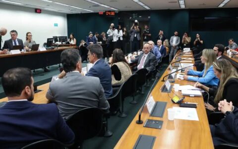 pedido-de-vista-adia-votacao-d