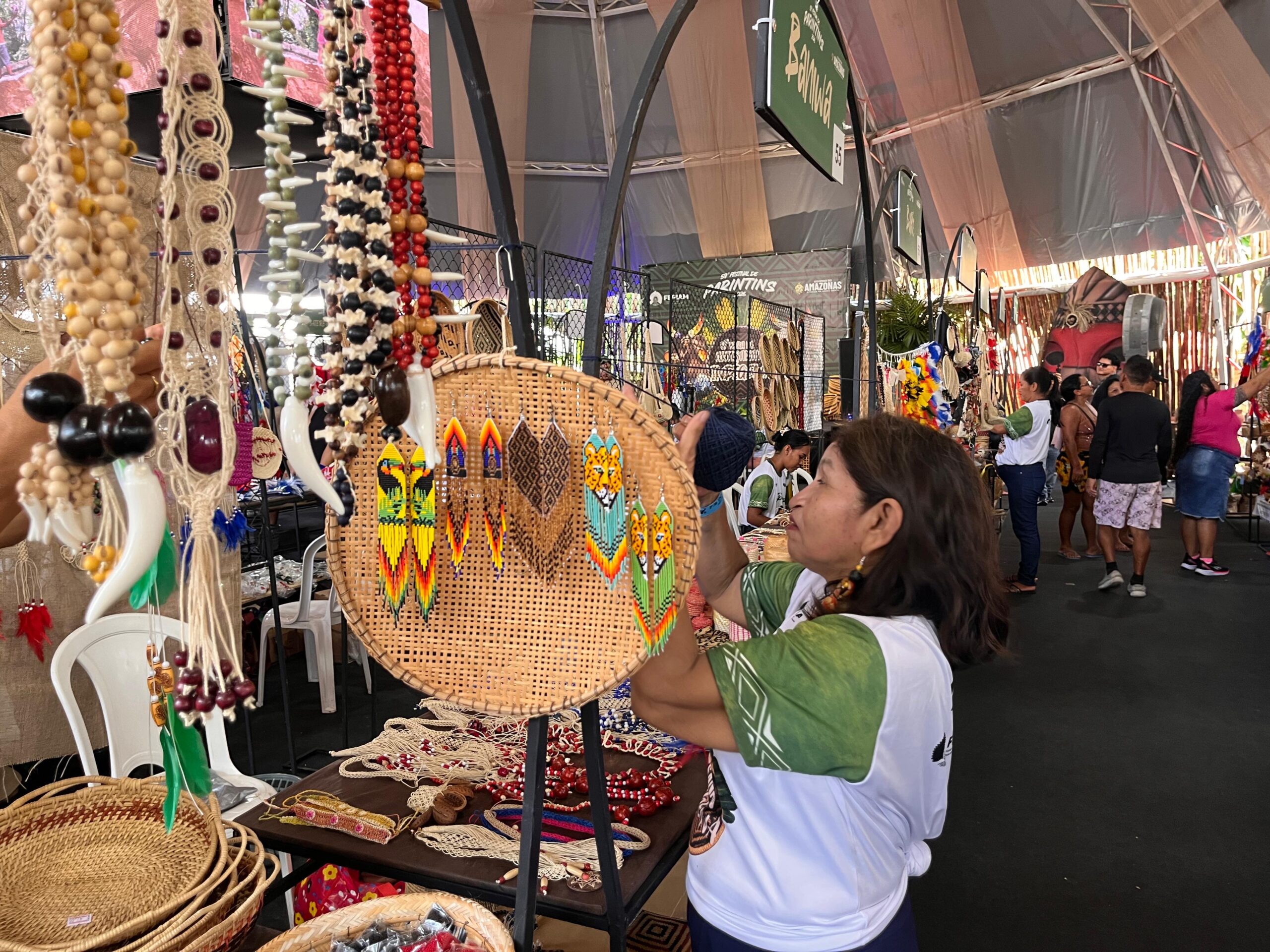 feira-indigena-movimenta-cultu
