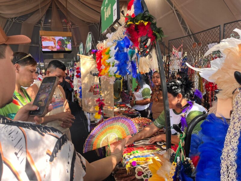 feira-indigena-movimenta-cultu