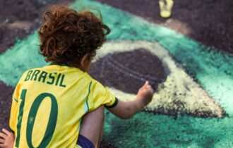 ny-times-elege-o-hino-do-brasi