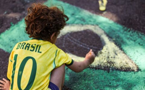 ny-times-elege-o-hino-do-brasi