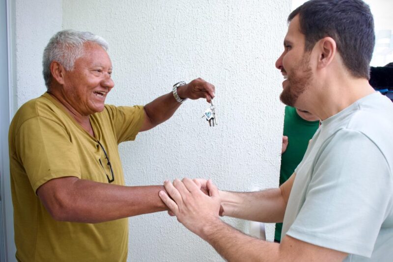 prefeito-entrega-mobilias-a-fa