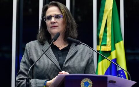 Damares deixa equipe de Flávio Bolsonaro após ataques de bolsonaristas