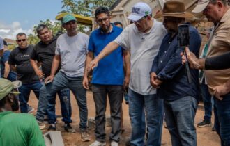 Eduardo Braga fiscaliza avanço das obras de pavimentação no município de Iranduba