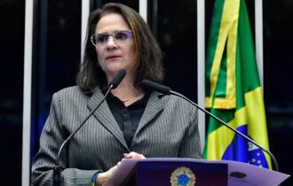 Damares deixa equipe de Flávio Bolsonaro após ataques de bolsonaristas